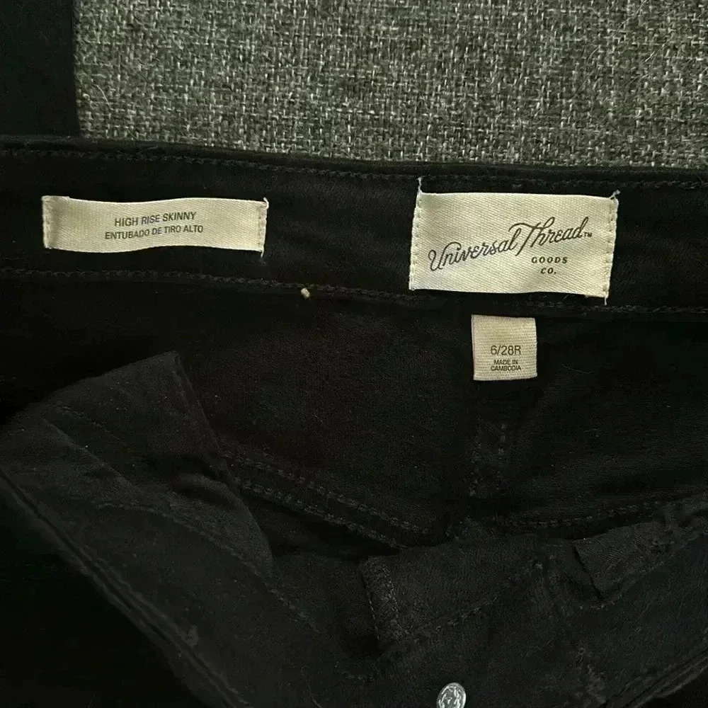 Never worn size 6 high rise skinny black Universal Thread jeans